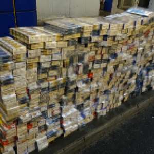 Mii de pachete cu țigări, ascunse în uşi de termopan