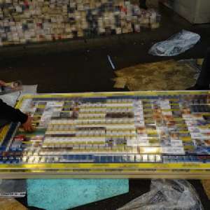 Mii de pachete cu țigări, ascunse în uşi de termopan