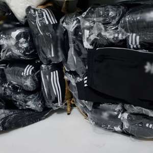 Aproximativ 1.400 de bunuri contrafăcute, descoperite în P.T.F. Giurgiu