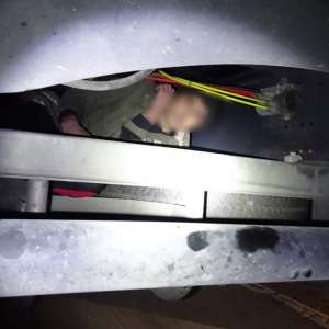 Cetățean străin, ascuns pe osia unei semiremorci, depistat în P.T.F Calafat
