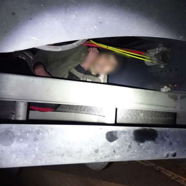Cetățean străin, ascuns pe osia unei semiremorci, depistat în P.T.F Calafat