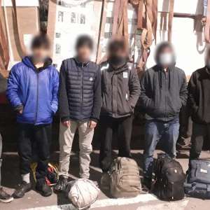 Treizeci și şase de migranți ascunși în TIR-uri, depistați la graniţa cu Ungaria