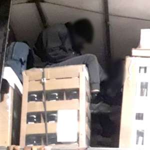 Treizeci și şase de migranți ascunși în TIR-uri, depistați la graniţa cu Ungaria