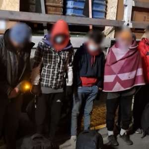 Treizeci și şase de migranți ascunși în TIR-uri, depistați la graniţa cu Ungaria