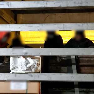 Treizeci și şase de migranți ascunși în TIR-uri, depistați la graniţa cu Ungaria