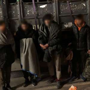 Treizeci și şase de migranți ascunși în TIR-uri, depistați la graniţa cu Ungaria