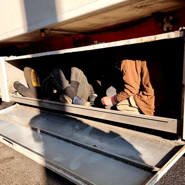 34 de migranţi, ascunşi în lada de scule sau în compartimentele de marfă ale unor camioane, depistaţi la frontiera cu Ungaria