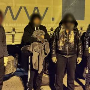 44 migranti ascunși în TIR-uri,  depistați de polițiștii de frontieră din vestul ţării