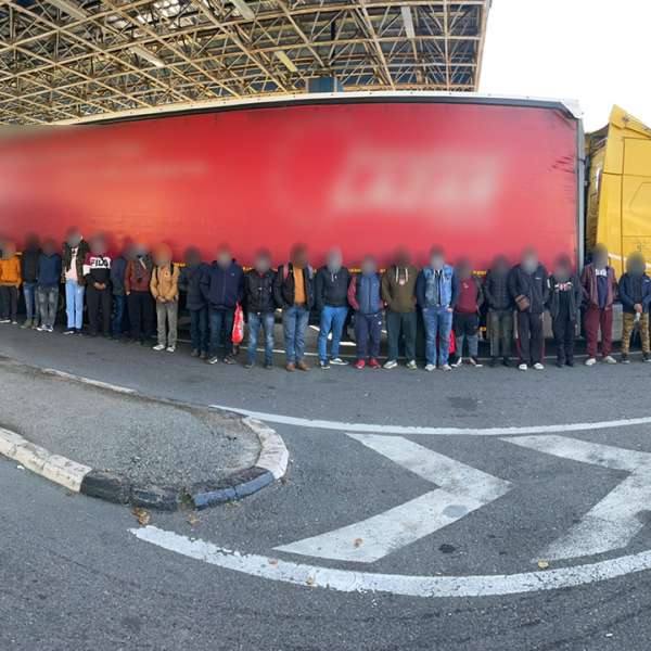 44 migranti ascunși în TIR-uri, depistați de polițiștii de frontieră din vestul ţării