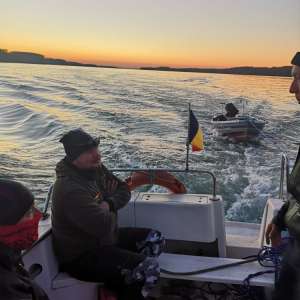 Două persoane aflate în pericol pe Dunăre, salvate de poliţiştii de frontieră