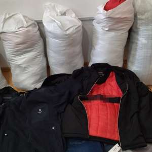 Articole vestimentare contrafăcute confiscate la Negreşti Oaş