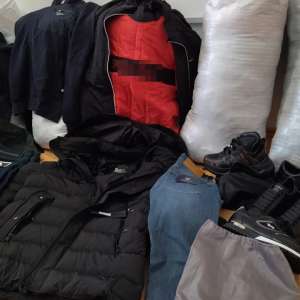 Articole vestimentare contrafăcute confiscate la Negreşti Oaş