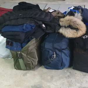 Articole vestimentare contrafăcute confiscate la Negreşti Oaş