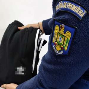 Peste 1.400 de articole vestimentare, contrafăcute, descoperite de către poliţiştii de frontieră giurgiuveni