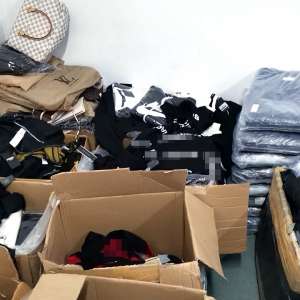 Peste 1.400 de articole vestimentare, contrafăcute, descoperite de către poliţiştii de frontieră giurgiuveni