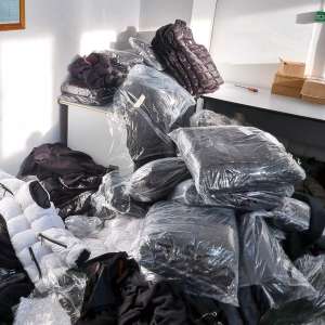 Peste 1.400 de articole vestimentare, contrafăcute, descoperite de către poliţiştii de frontieră giurgiuveni