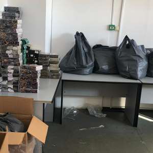 Peste 1.400 de articole vestimentare, contrafăcute, descoperite de către poliţiştii de frontieră giurgiuveni