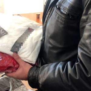 Peste 1.400 de articole vestimentare, contrafăcute, descoperite de către poliţiştii de frontieră giurgiuveni