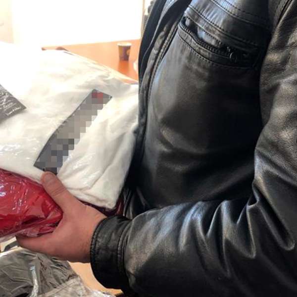 Peste 1.400 de articole vestimentare, contrafăcute, descoperite de poliţiştii de frontieră giurgiuveni