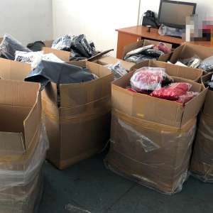 Peste 1.400 de articole vestimentare, contrafăcute, descoperite de către poliţiştii de frontieră giurgiuveni