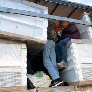 Douăzeci și șase de migranţi, ascunşi într-un camion încărcat cu frigidere