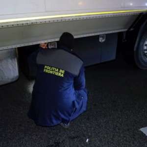 Doi cetățeni străini, ascunși pe osia unei semiremorci, depistați în P.T.F Calafat