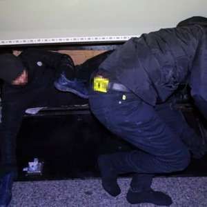 Doi cetățeni străini, ascunși pe osia unei semiremorci, depistați în P.T.F Calafat