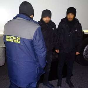 Doi cetățeni străini, ascunși pe osia unei semiremorci, depistați în P.T.F Calafat