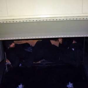 Doi cetățeni străini, ascunși pe osia unei semiremorci, depistați în P.T.F Calafat