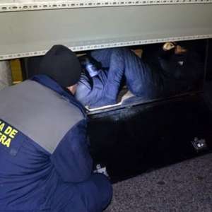 Doi cetățeni străini, ascunși pe osia unei semiremorci, depistați în P.T.F Calafat