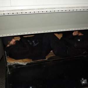 Doi cetățeni străini, ascunși pe osia unei semiremorci, depistați în P.T.F Calafat