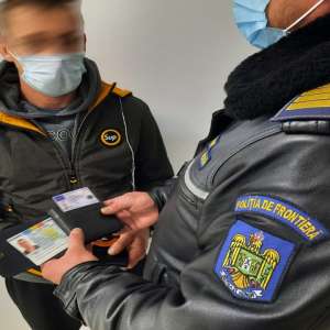 Documente false, procurate cu 400 de euro, descoperite de poliţiştii de frontieră
