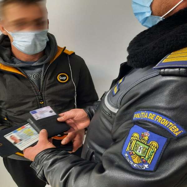 Documente false, procurate cu 400 de euro, descoperite de poliţiştii de frontieră