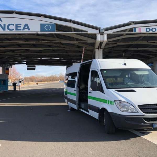 Permis de conducere fals și țigări de contrabandă descoperite la controlul de frontieră