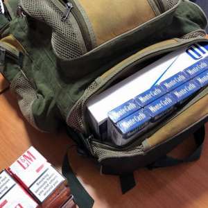 Permis de conducere fals și țigări de contrabandă descoperite  la controlul de frontieră