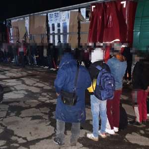 Patru cetățeni români arestați preventiv pentru trafic de migranți