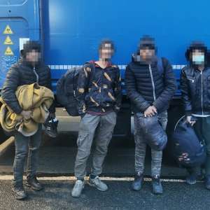 Unsprezece migranți, ascunși în camioane, depistați la graniţa cu Ungaria