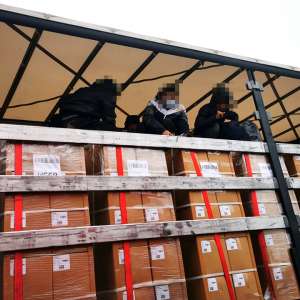 Unsprezece migranți, ascunși în camioane, depistați la graniţa cu Ungaria