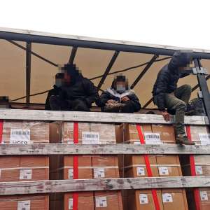 Unsprezece migranți, ascunși în camioane, depistați la graniţa cu Ungaria