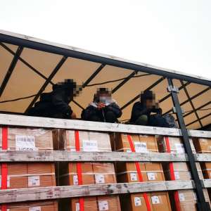 Unsprezece migranți, ascunși în camioane, depistați la graniţa cu Ungaria