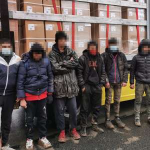 Unsprezece migranți, ascunși în camioane, depistați la graniţa cu Ungaria