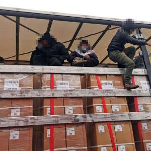 Unsprezece migranți, ascunși în camioane, depistați la graniţa cu Ungaria