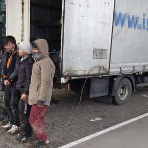 Șapte afgani ascunși într-un autocamion, depistați la P.T.F. Cenad