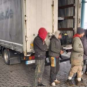 Șapte afgani ascunși într-un autocamion, depistați la P.T.F. Cenad