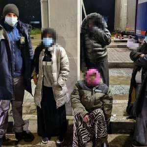 Patru  femei din Somalia, ascunse intr-un camion cu mobilă, depistate la P.T.F. Giurgiu