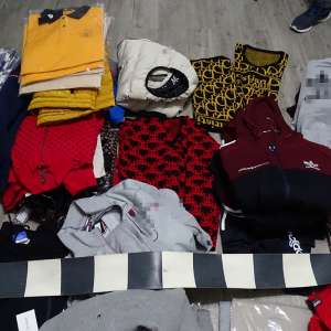 Articole vestimentare contrafăcute, descoperite în urma unei percheziții domiciliare efectuate în județul Olt