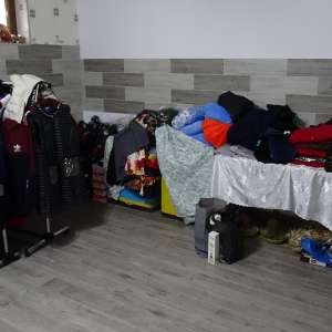 Articole vestimentare contrafăcute, descoperite în urma unei percheziții domiciliare efectuate în județul Olt