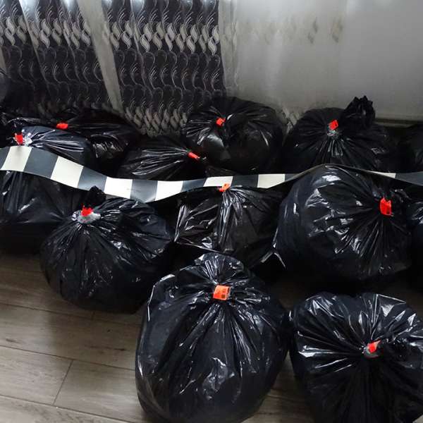 Articole vestimentare contrafăcute, descoperite în urma unei percheziții domiciliare efectuate în județul Olt