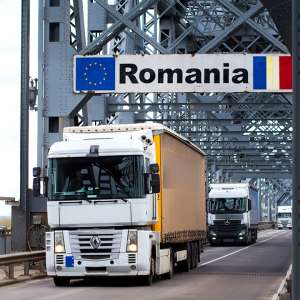 Sute de bunuri susceptibile a fi contrafăcute, descoperite într-un microbuz, la P.T.F. Giurgiu