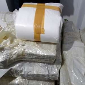 Sute de bunuri susceptibile a fi contrafăcute, descoperite într-un microbuz, la P.T.F. Calafat